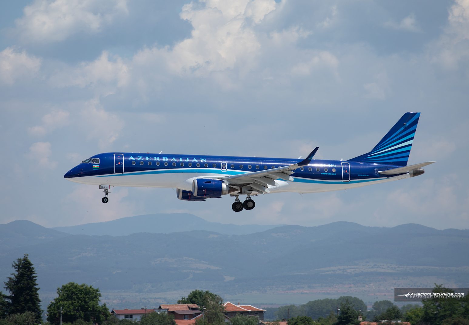 Embrair E-190 (VP-BRU), се приземява на летище София, през втората седмица от стартиането на линията.